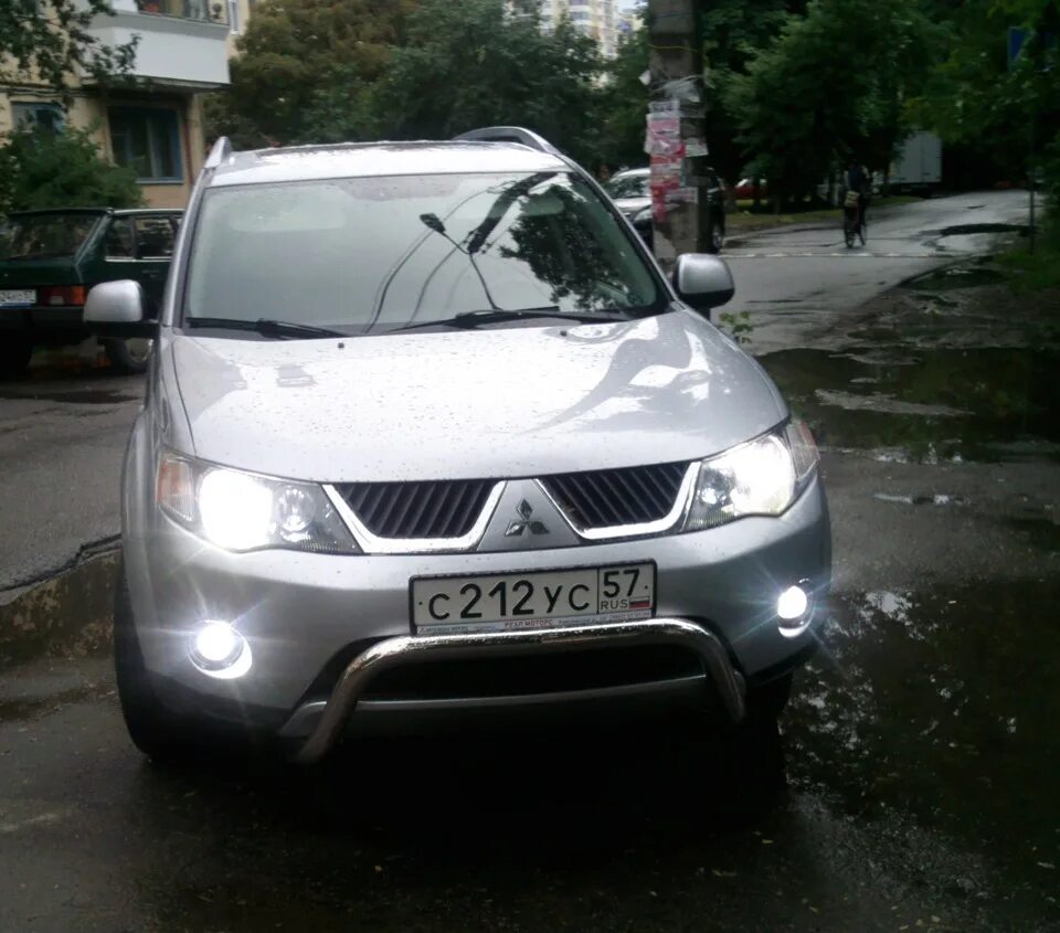 Ксенон аутлендер. Mitsubishi Outlander XL ксенон. Штатный ксенон на Митсубиси Аутлендер XL 2007. Аутлендер ХЛ дорестайл. Митсубиси Аутлендер XL 2.4 2008 фары под ксенон.