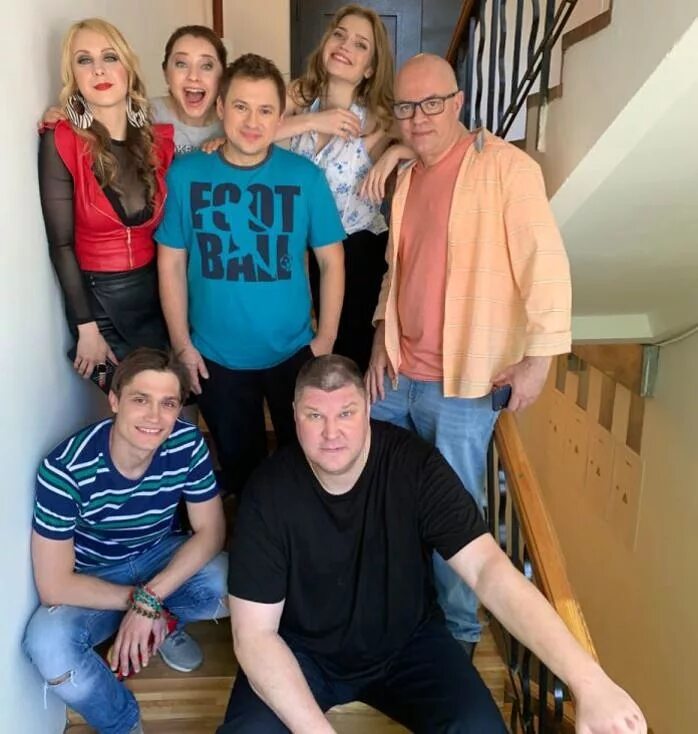 Андрей свиридов актер. Рост гены из саши тани. Сашатаня гена актер. Андрей свиридов саша таня. Гена из универа рост.