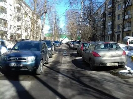 Стояла на тротуаре