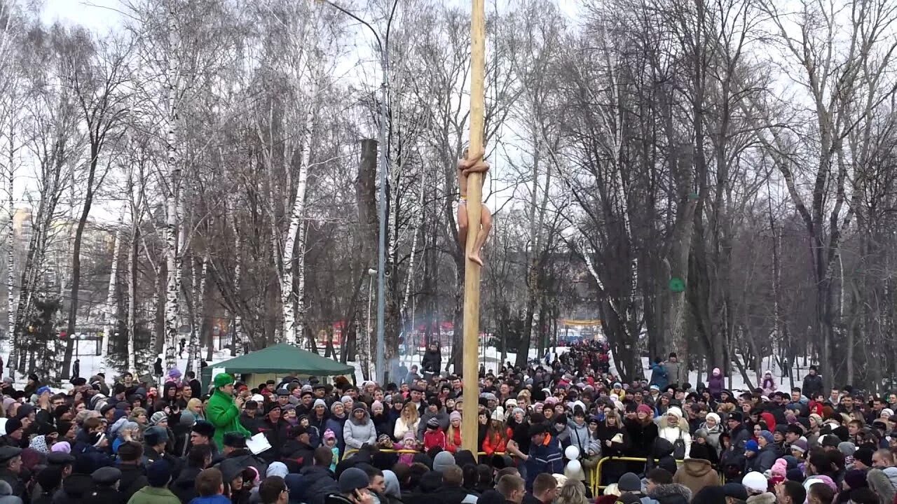 Масленица в парке Пушкина Саранск. Пушкино Центральный парк Масленица. Масленичный столб. Масленичный столб в парке. Масленица в автозаводском парке нижний