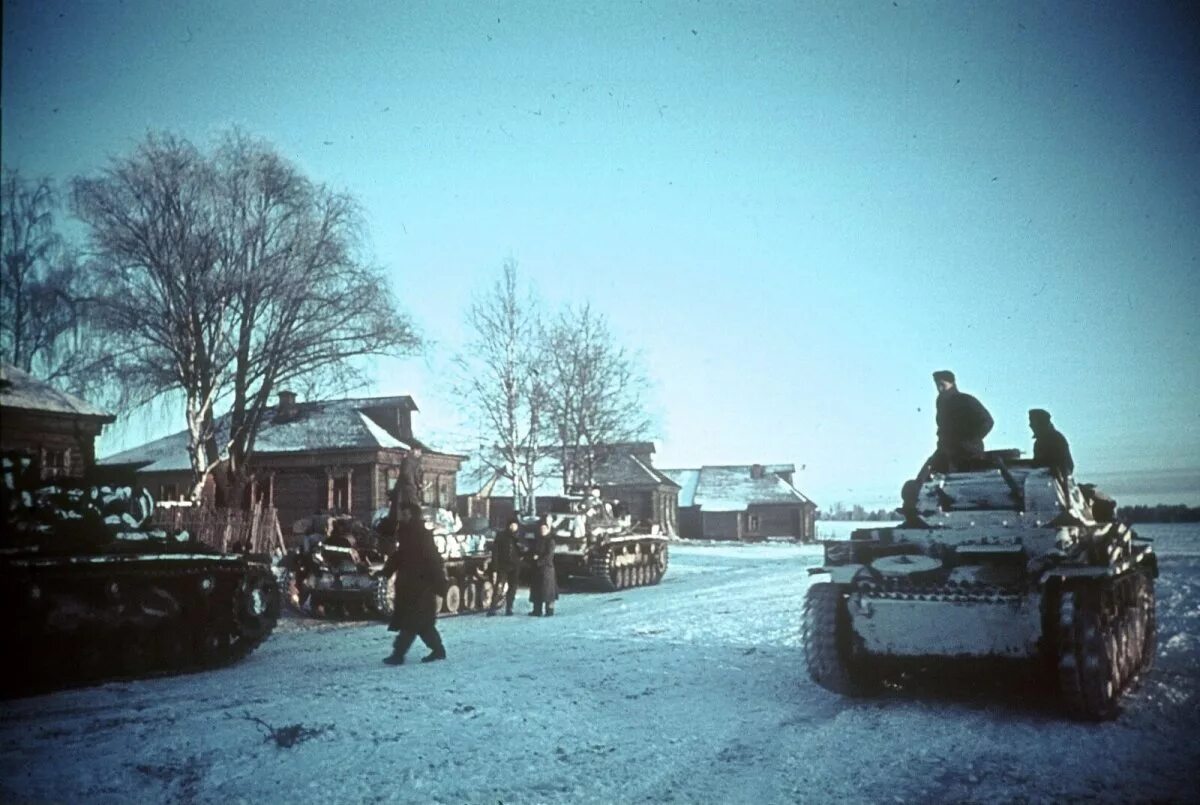 Танковая колонна ссср 1941. Сау м10 в ркка. Немецкая танковая колонна 1941. Немецкие части 11-й танковой дивизии под волоколамском,. Танковая группа гудериана 1941.