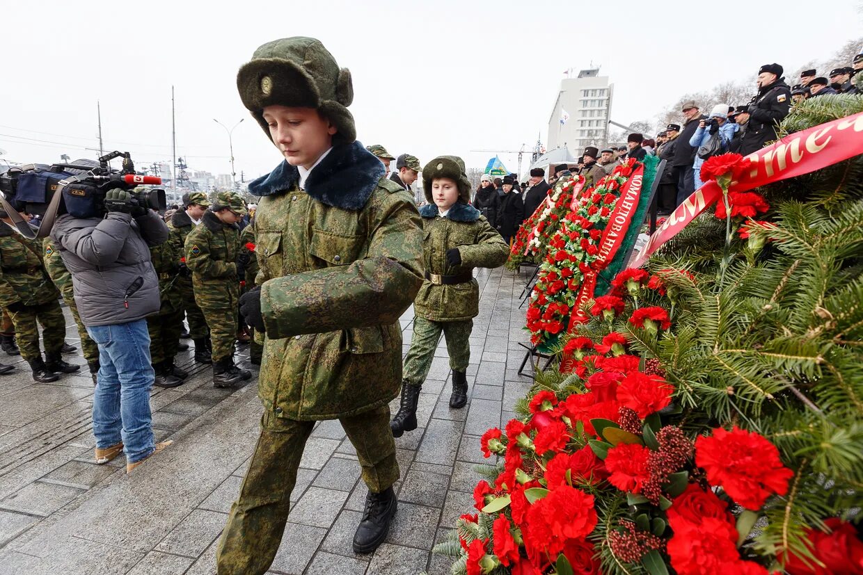 Кто празднует день защитника отечества. Празднование 23 февраля в России. Празднование дня защитника Отечества в России. Традиции праздника 23 февраля. Военные праздники.