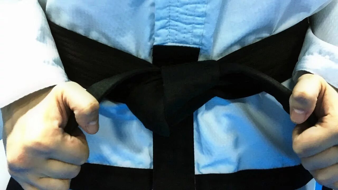 Как завязывать пояс тхэквондо видео. Техника завязывания пояса тхэквондо. Завязывать пояс джиу джитсу. Как завязать пояс. Как завязывать пояс тхэквондо видео.