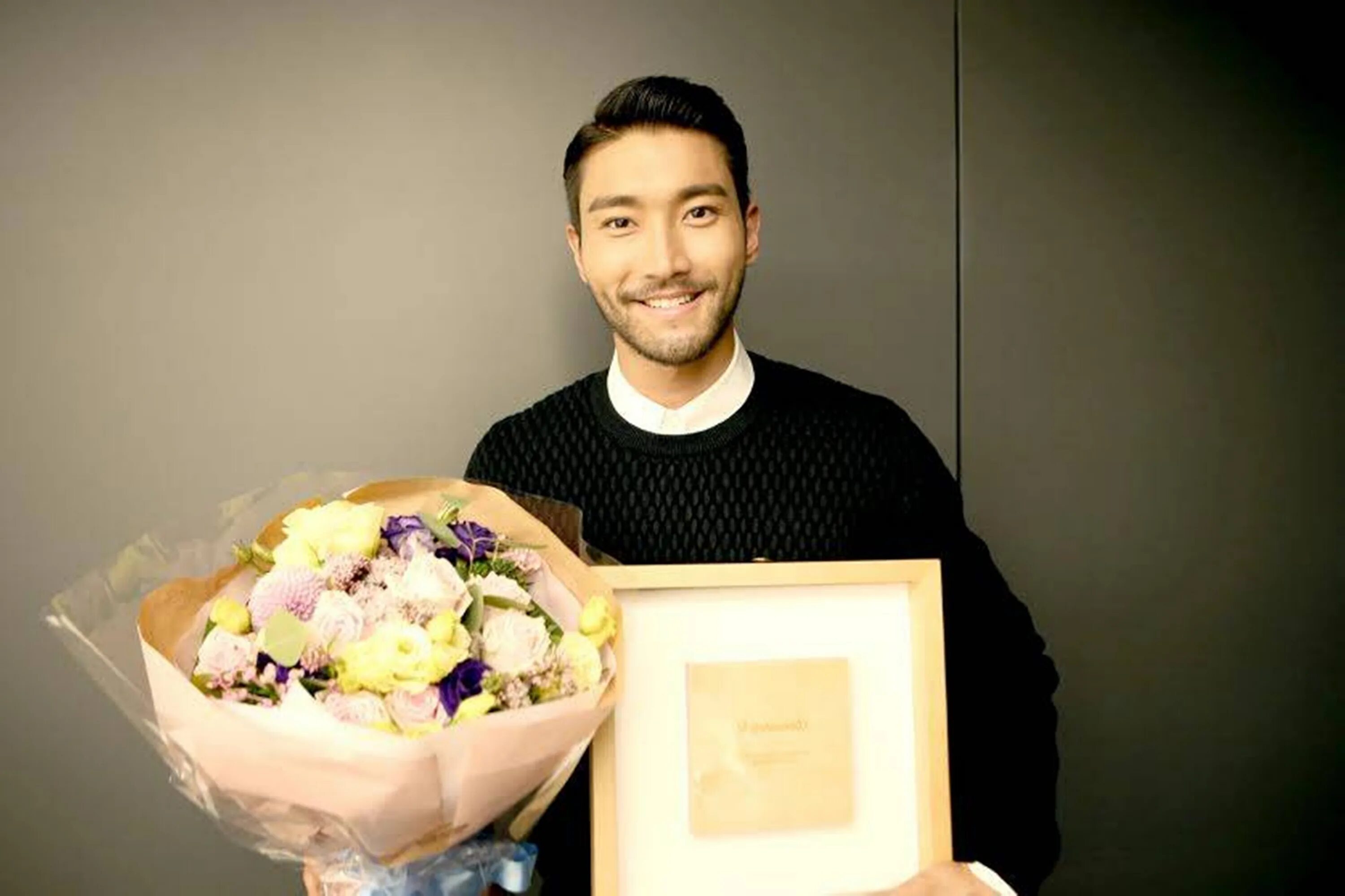 Hello fans. Чхве ши вон. Choi Siwon с букетом. Чхве ши вон она была прекрасна. Чхве ши вон с бородой.