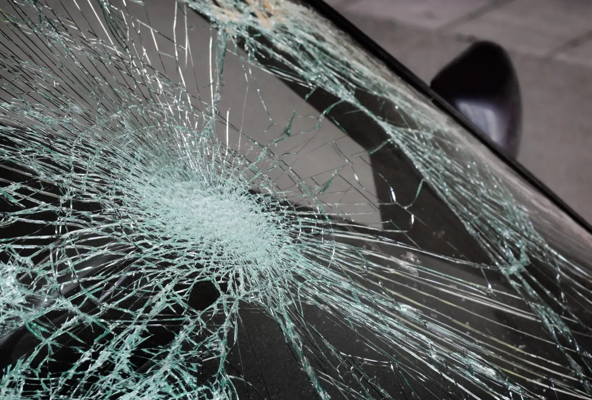 Бит автостекло. Разбитое стекло автомобиля. Битое автомобильное стекло. Разбито лобовое стекло. Треснутое лобовое стекло.