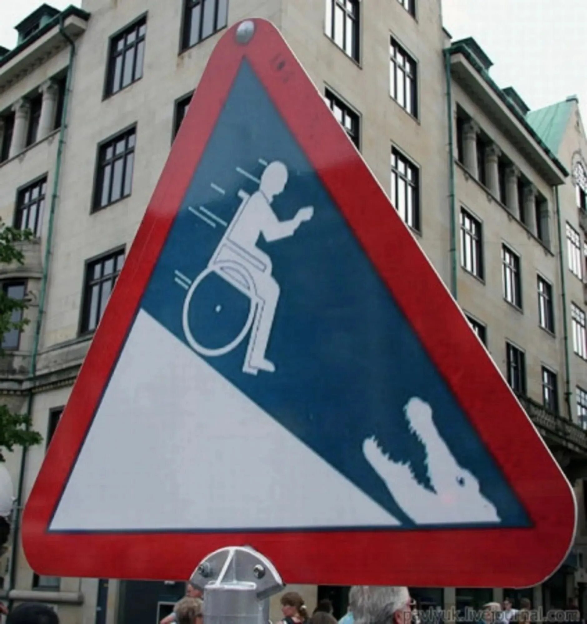 Странные дорожные знаки. Необычные знаки дорожного движения. Самые необычные дорожные знаки.