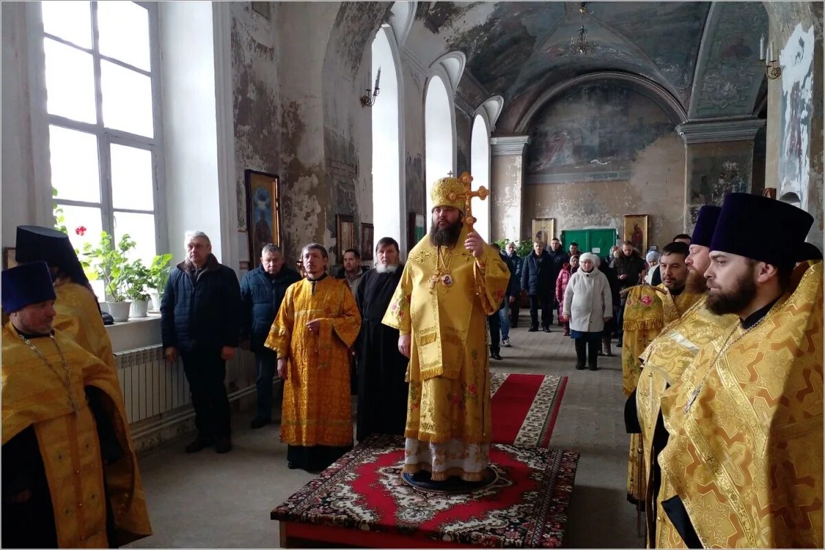 Священник в храме. Священнослужитель в церкви. Елабужское викариатство. Батюшка в соборе.