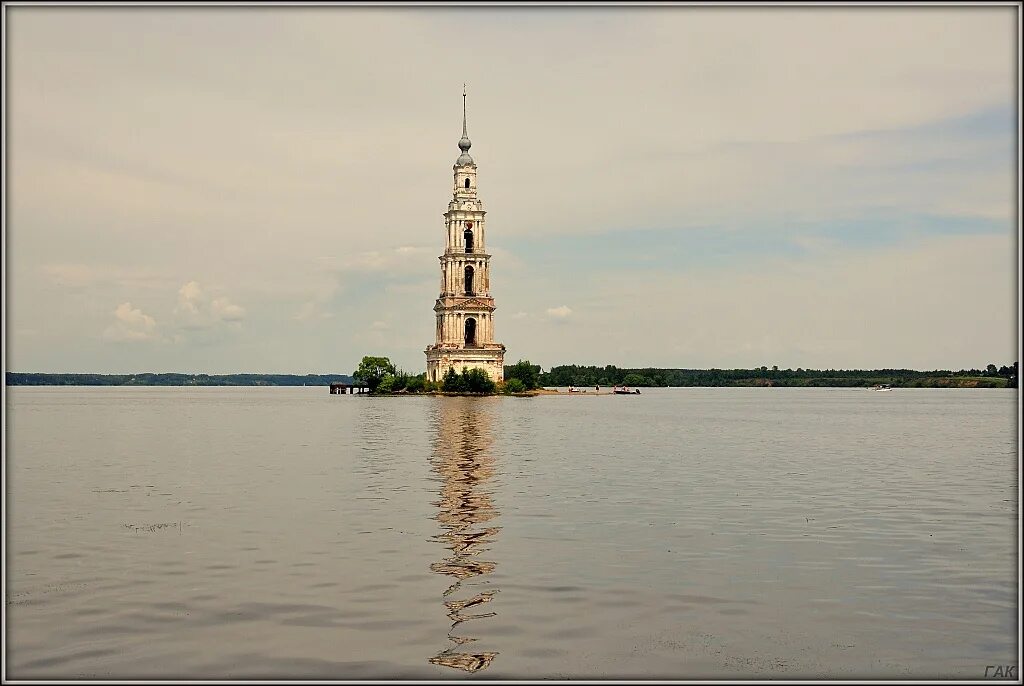 Затонувшая церковь на волге кинешма. Никольская колокольня в калязине. Сайты калязина. Калязин колокольня. Калязин.