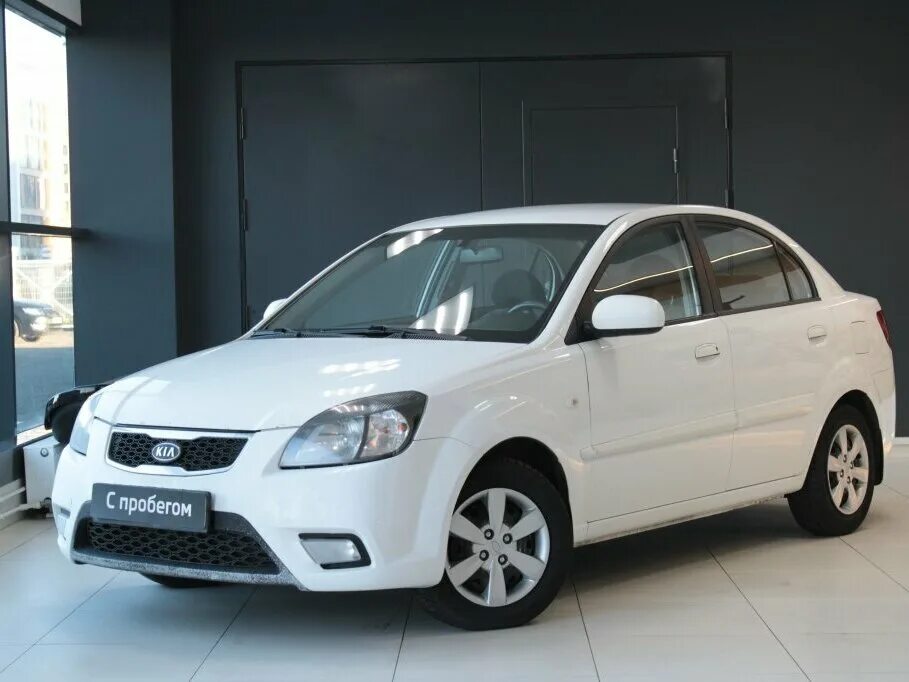 Купить б/у Kia Rio III 1.4 AT (107 л.с.) бензин автомат в Москве: серый Киа Рио 