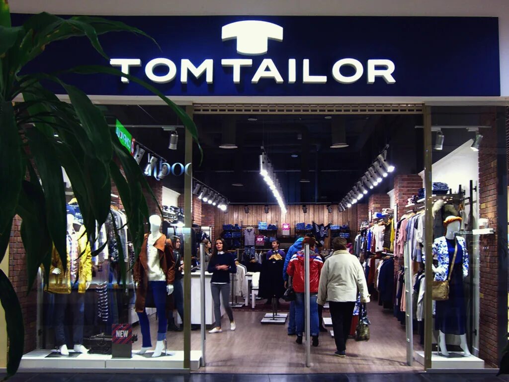 Том тейлор адреса. Том Тейлор Владикавказ. Tom Tailor магазин. Бренд одежды Tom Tailor. Немецкие бренды одежда Tom Tailor.