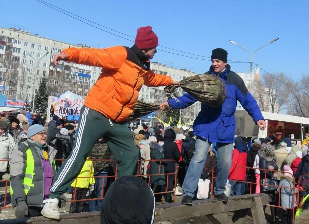 Проводы зимы в 2024 новокузнецк какого числа. Масленичные гуляния в Междуреченске. Масленица в Новокузнецке 2022. Проводы зимы столб. Масленица в Новокузнецке.