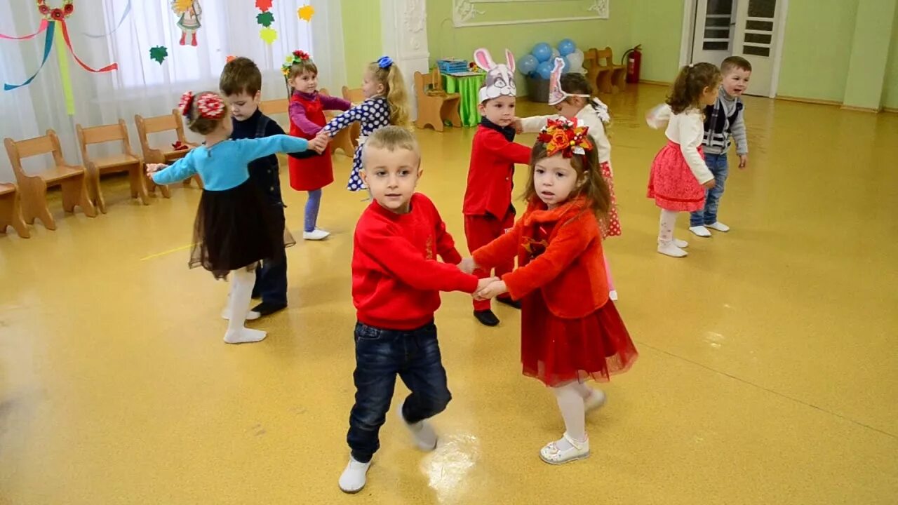 Веселый танец для малышей. Весёлый танец для детей в детском саду. Танец в детском саду младшая группа. Дети на танцах в в младшей группе. Игровой танец для детей младшей группы.