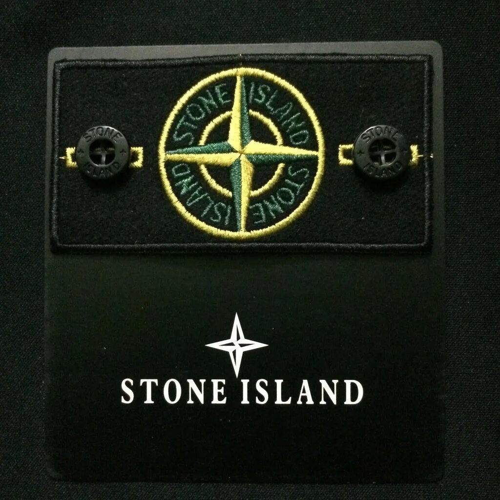 Знак stone. Stone Island надпись. Stone Island аватарка. Брелок Stone Island. Пинбол Stone Island.