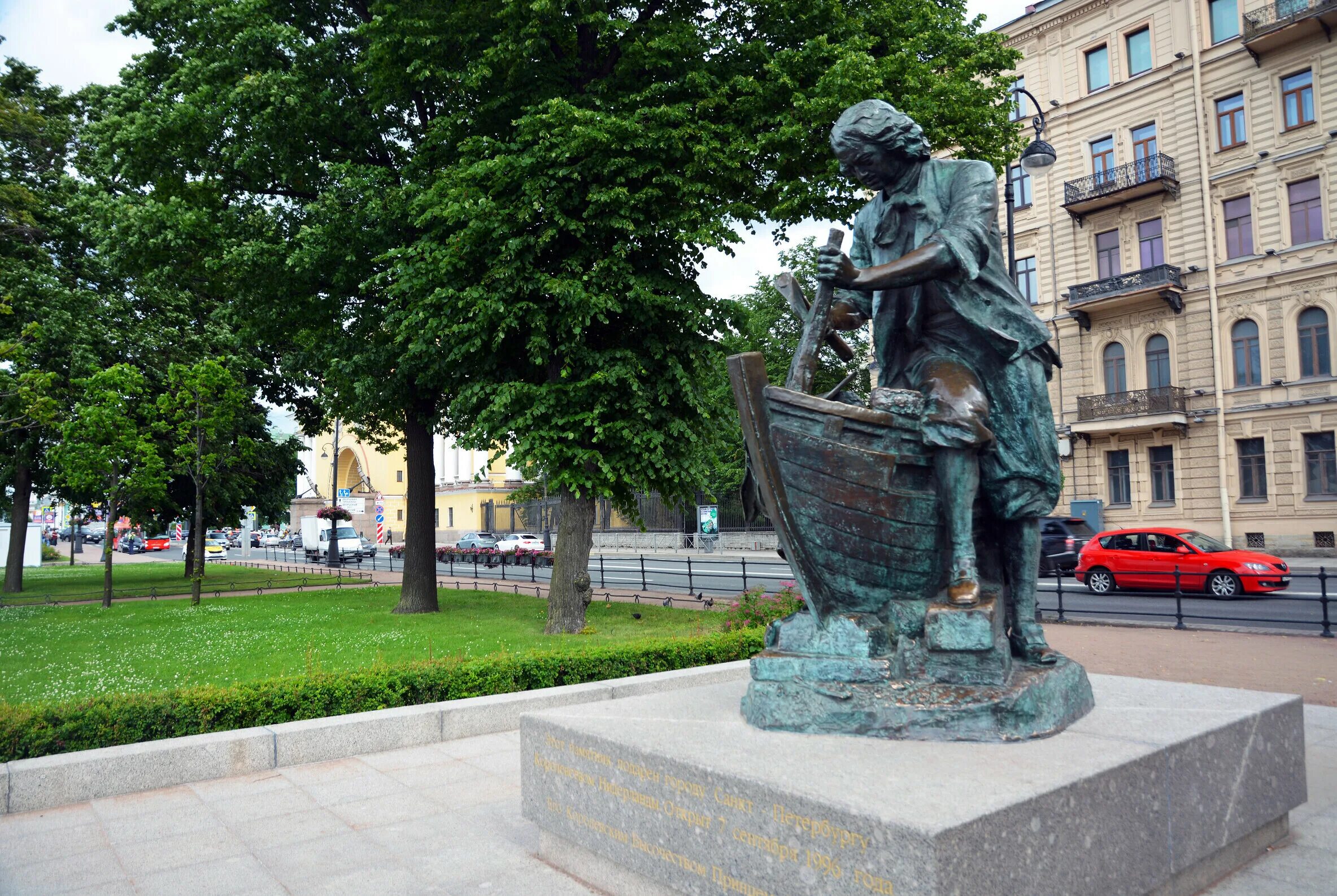 Царь плотник в петербурге. Памятник петру 1 царь-плотник петербург. памятник петру 1 царь плотник. петр плотник памятник. спб памятник петру 1 на адмиралтейской набережной.