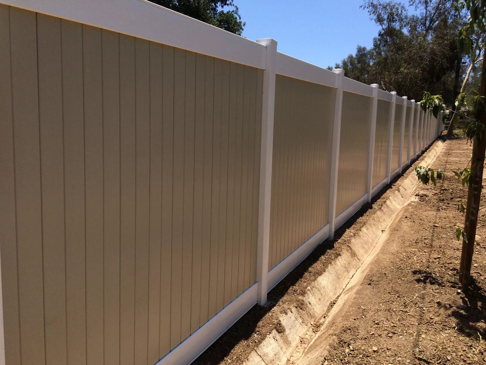 T fence. T fence. Ограждение для огорода. Ограждение участка. Забор белый.