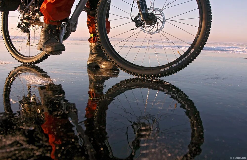 Велосипед во льду. На велосипеде по льду. Велосипед для езды по льду. Велосипедисты катаются по льду.