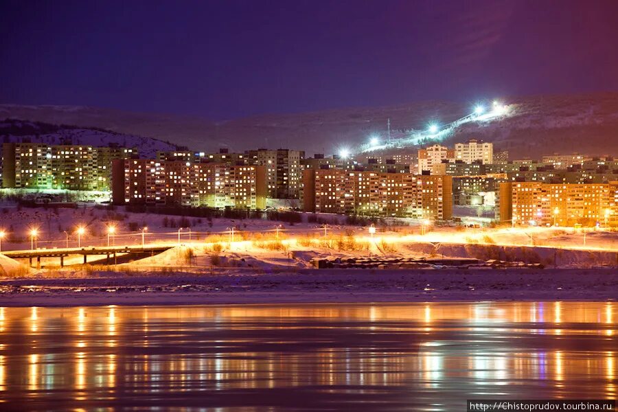 Полярный оленегорск. Мурманск Полярная ночь в Мурманске. Заполярный город Мурманская область. Мурманск город Полярная ночь. Полярная ночь в Североморске.