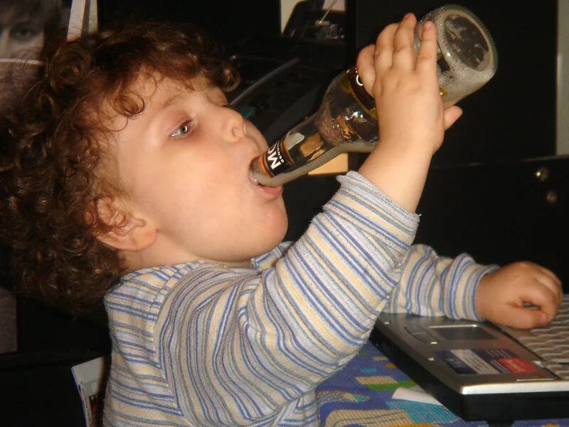 Дети пьют вино. Детский алкоголизм. Пьющий ребенок. Пьющие школьники. Детская пьянка.