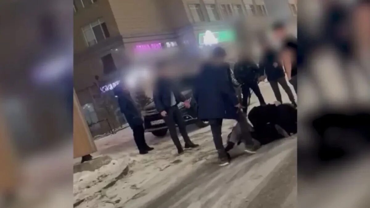 Драки школьников с полицией. День города махачкала драка. Массовая драка подростков. Даки махачкала. Драка с полицией в дагестане.