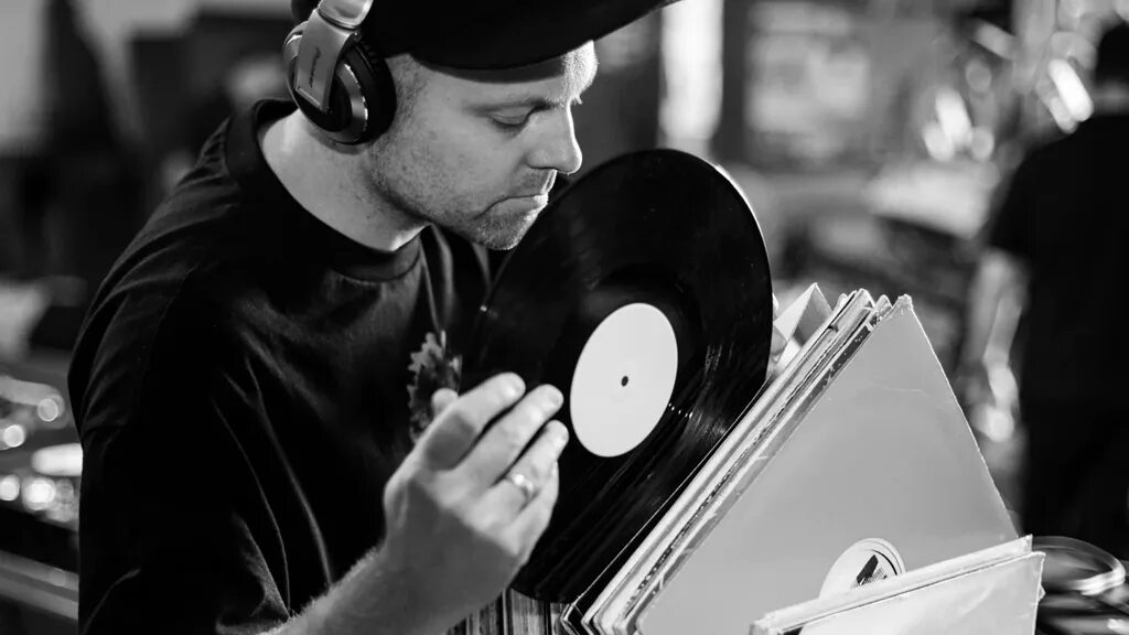 Dj shadow zn slowed. DJ Shadow - Endtroducing..... (1996). DJ Shadow трип хоп. DJ Shadow его студия. Диджей ГАЗ.