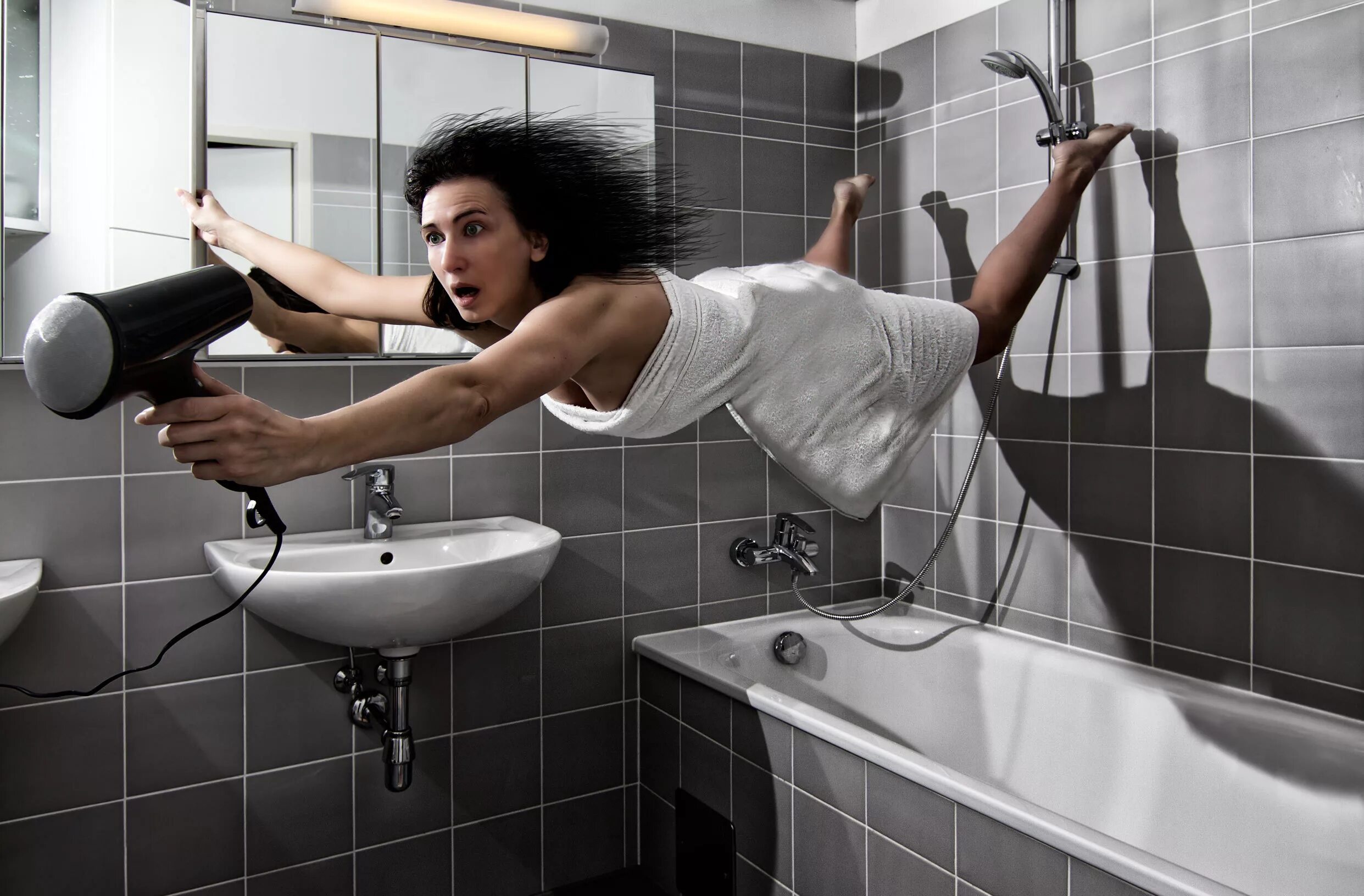 Женщина в ванной комнате. Девушка с феном в ванной. Фотосессия в ванной комнате. Фотосессия в душе.