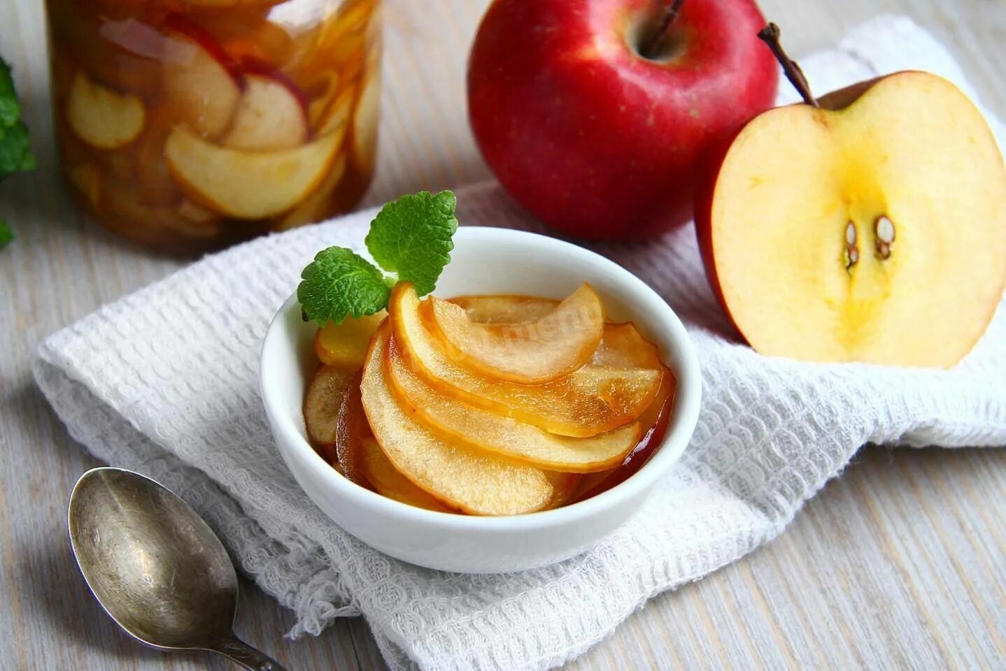 Блюда из яблок. Долька яблока. Десерт из яблок. Повидло из яблок. Яблоки кусочки рецепт