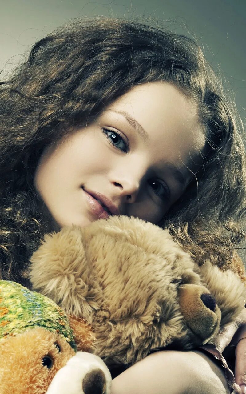 человек с мягким характером. мягкий характер. человек с мягким характером. девушка с медвежонком. женщина эмоции.