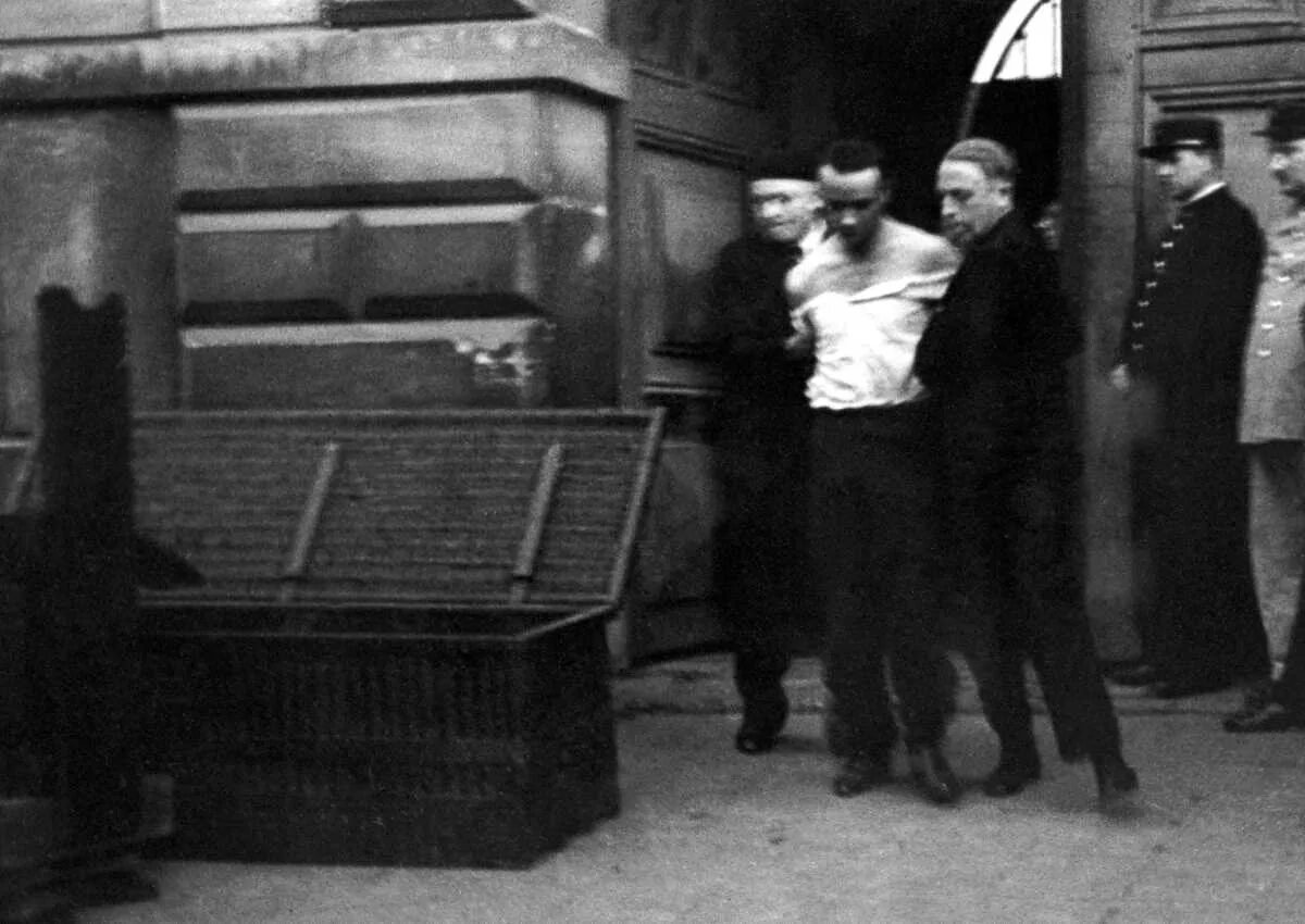 Казнь на гильотине Эжена Вейдмана. Последняя казнь на гильотине во Франции 1977. Гильотина казни во франции