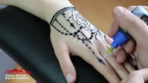 Максимдегі жалаңаш Тату