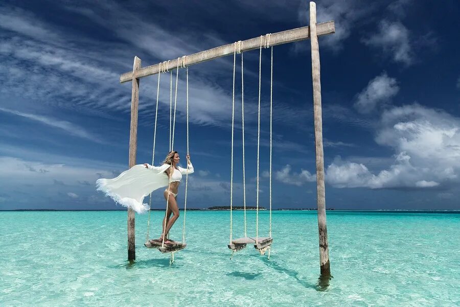 Качели в море. Море пляж качели. Кровать на пляже. Качеля на пляже. Шатер на пляже.