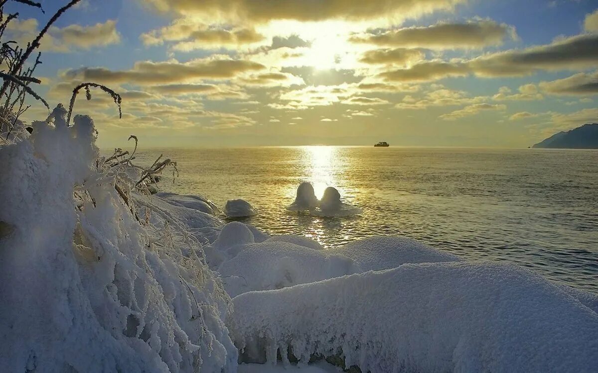 Красивое море зимой. Красивое зимнее море. зимний пляж. черное море зимой. зимнее утро байкал.