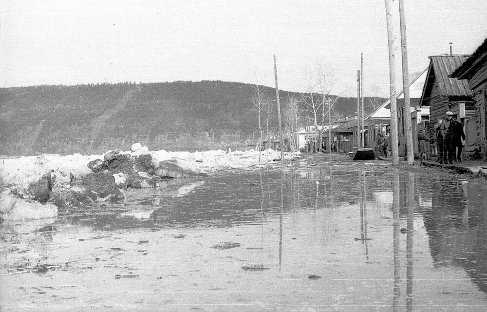 Киренск магазины. Наводнение в Киренске 1966. Киренск наводнение 2001. Река Лена город Киренск Киренский район. Наводнение Киренск.