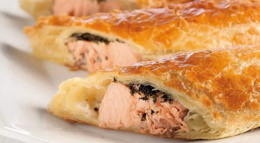 Слоеный пирог с рыбой. Пироги с горбушей. Слоеное тесто с горбушей рецепт. Самарский луково-рыбный пирог. Пирог слоеный с горбушей.