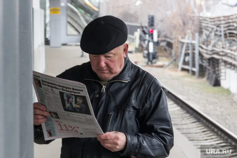 Пенсионер читает газету. Пенсионер в парке с газетой. Фото пенсионеров с газетой. Фото пенсионеров читающих газеты. Читать пенсионер