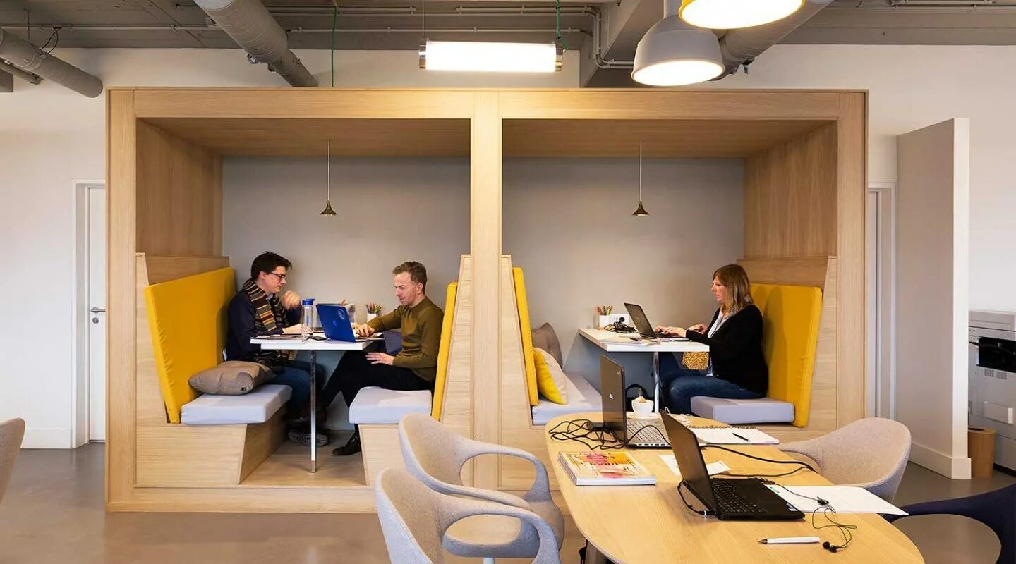 Стол для coworking Space. Организация пространства в офисе. Коворкинг комната. Помещение для коворкинга. Помещение в нужном месте