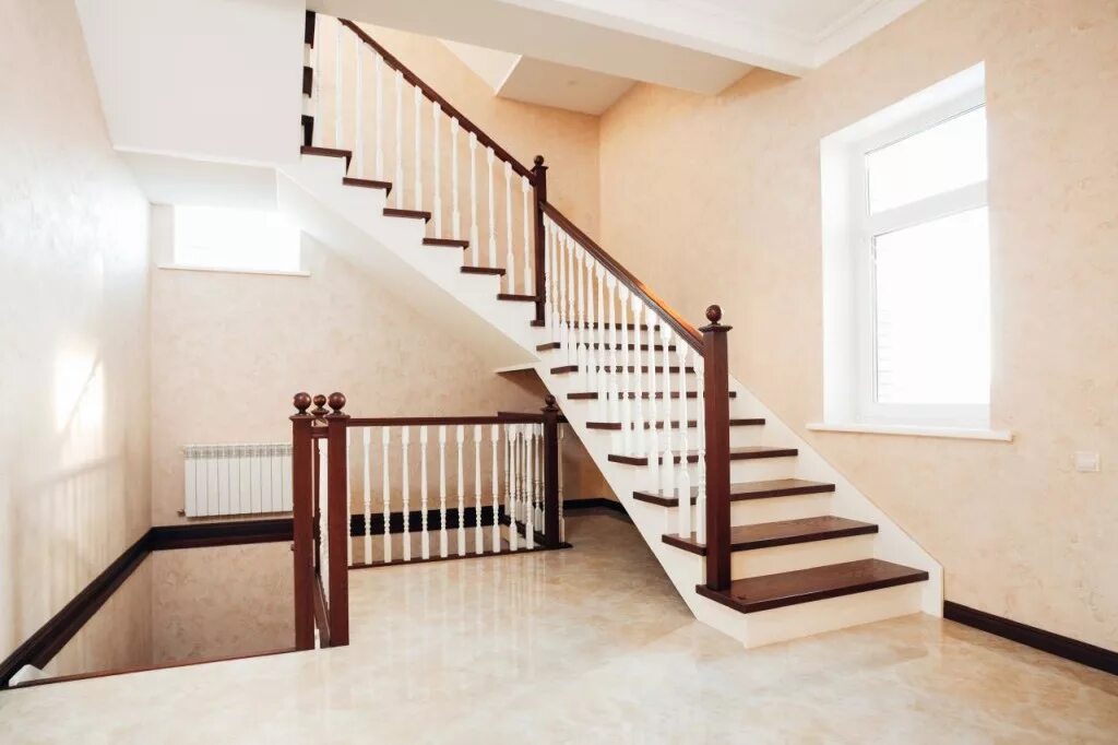 Второй этаж цена и. Лестница двухмаршевая 180. Лестница деревянная двухмаршевая. Двухмаршевые лестницы на второй этаж в частном доме. Двухмаршевая лестница на косоурах.
