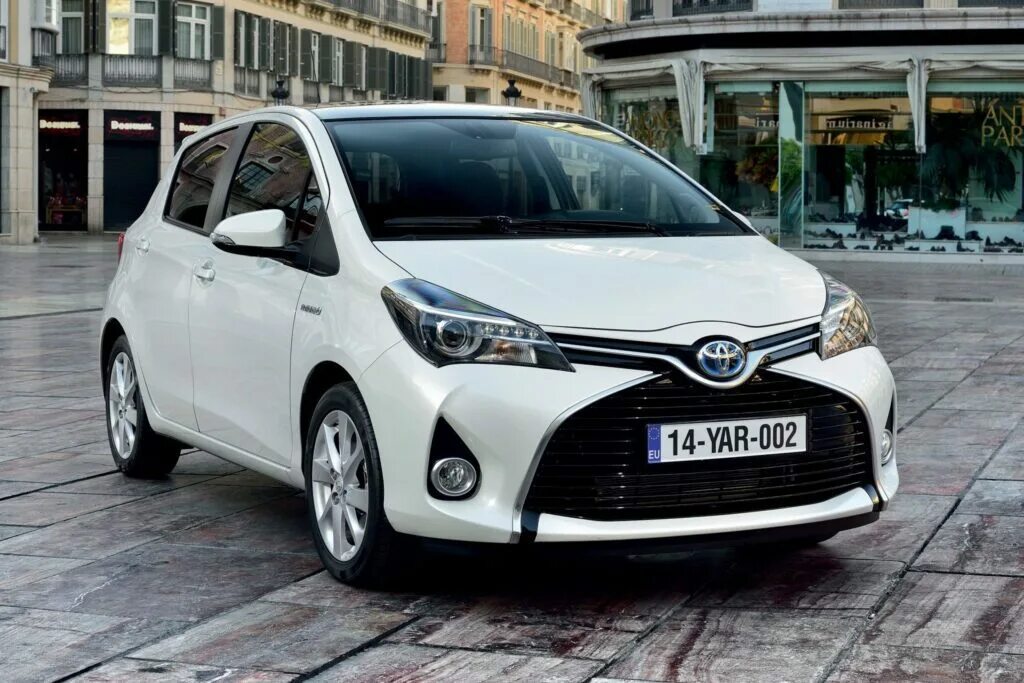 Написали гибрид. Toyota Yaris 2015. Toyota Vitz 2017. Тойота Ярис гибрид. Toyota Vitz Yaris.