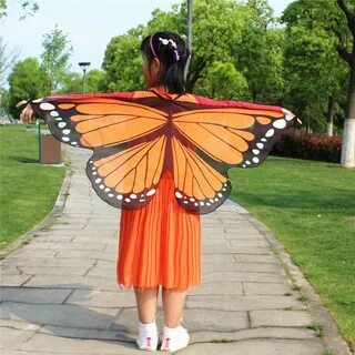 Человек в костюме бабочки
