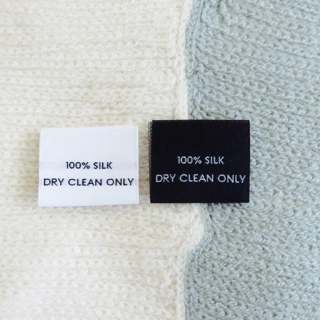 100 Silk бирка. Dry clean only на ярлыке. Лейбл Silk. Шелк (100% полиэстер, плотность 55 гр./м²). Dry cleaning only