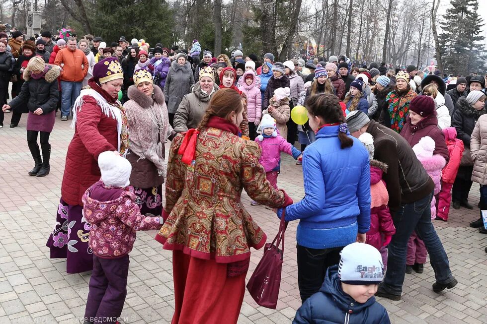 Прошла масленица народные гуляния. Народные гуляния на Масленицу. Праздничные гуляния. Праздник в городе Масленица. Народные гуляния в саду.