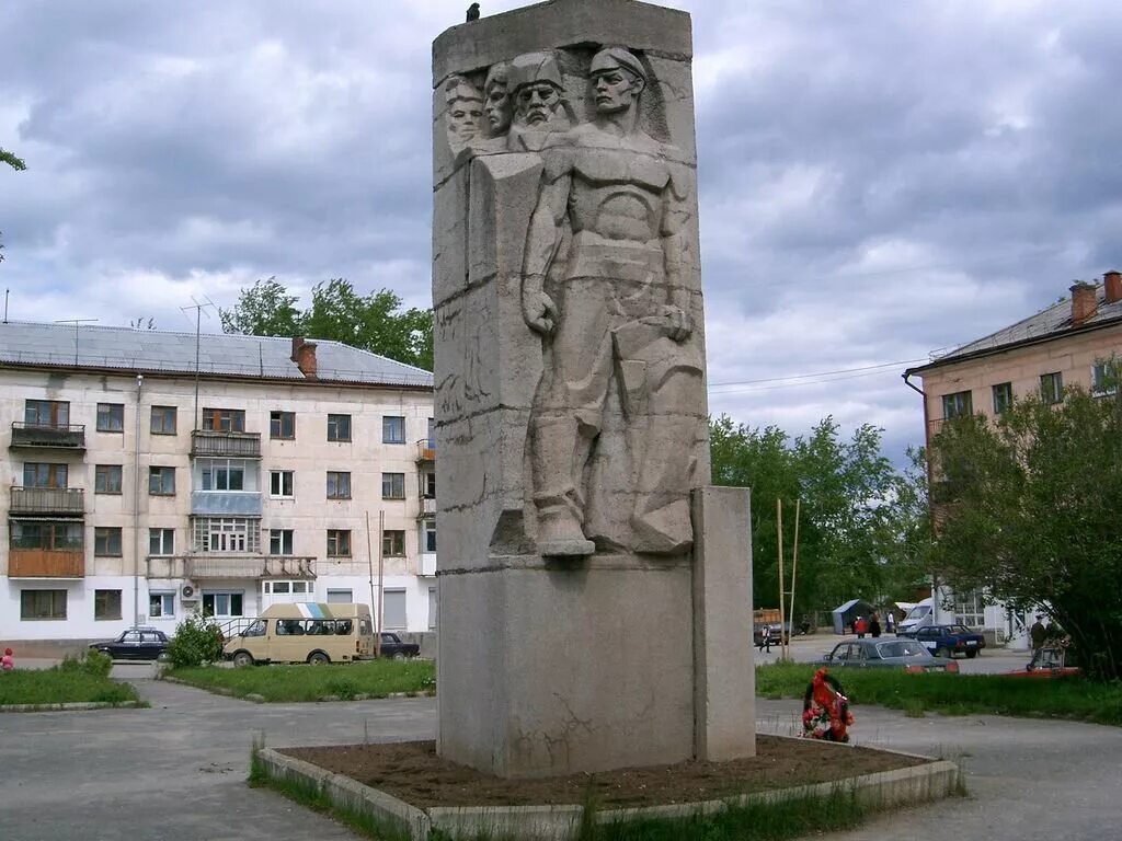 Аллея воинской славы Североуральск. Памятник Хасану Заманову в Североуральске. Памятники Североуральска. Мемориал Североуральск. Площадь североуральска