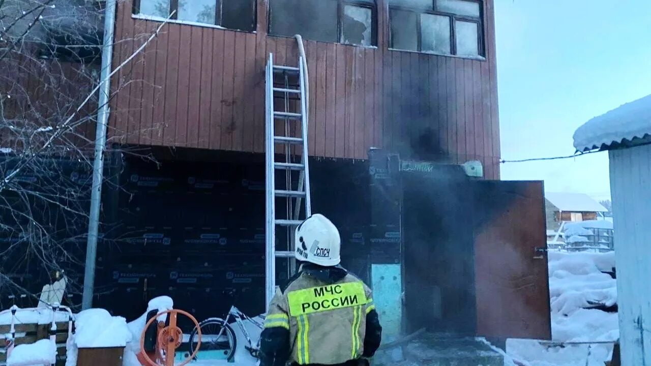 Пожар в яре. Пожар в томске. Пожар в омске сегодня. Пожар в жилой квартире. Пожарный.