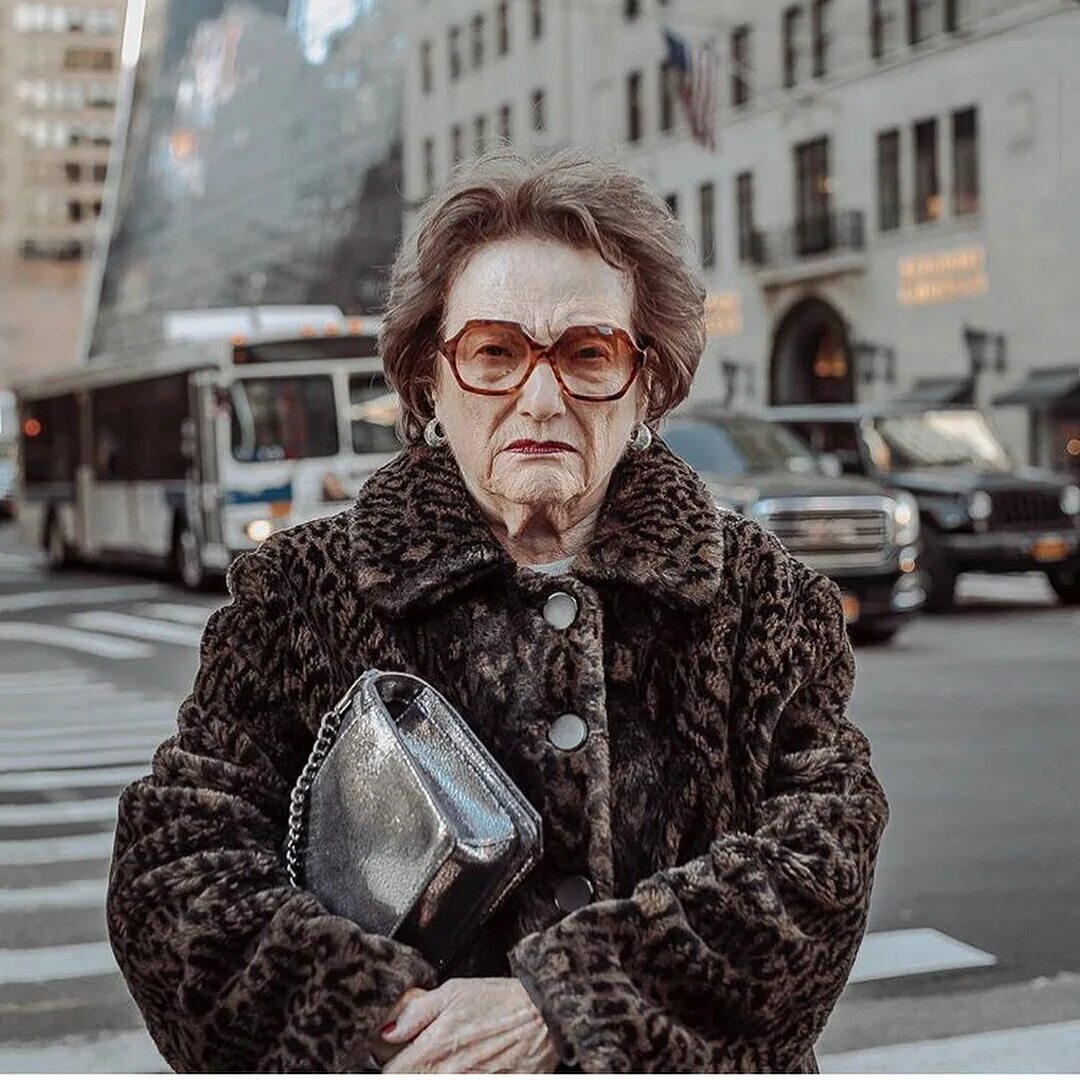 Гюнтер краббенхофт возраст 104. Мужчина в плаще и шляпе. Спальня в стиле винтаж. Со старомодным. Пожилой мужчина в пальто.