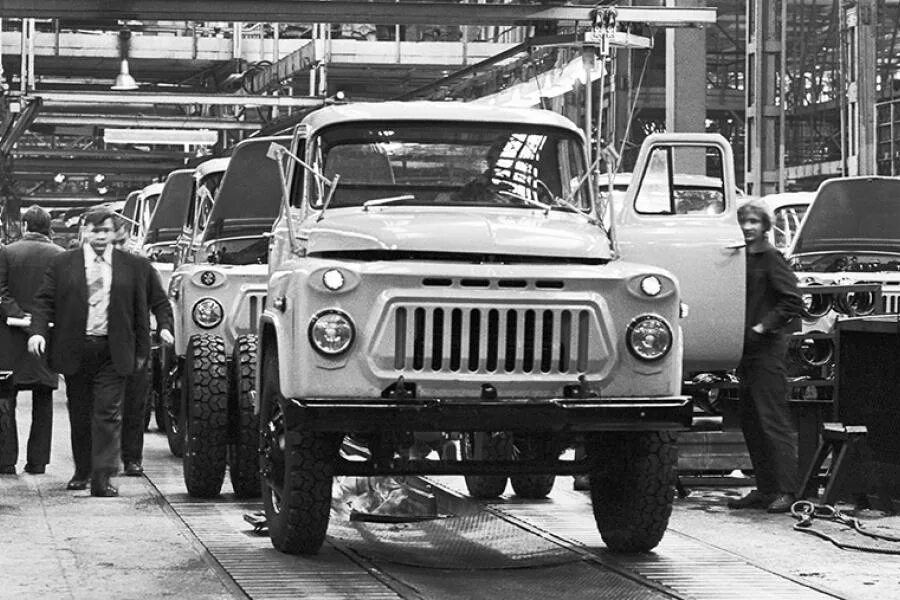 Завод опытных машин. Газ 53 автозавод. газ 53 конвейер. газ 52 на конвейере. горьковский автозавод газ 53.