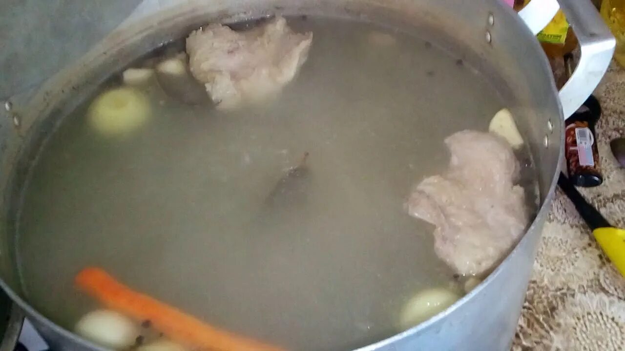 Как правильно варить холодец чтобы он был прозрачным и застыл. Холодец варить посуда под давлением. Когда кладут соль при варке холодца. Холодец это застывший суп юмор.