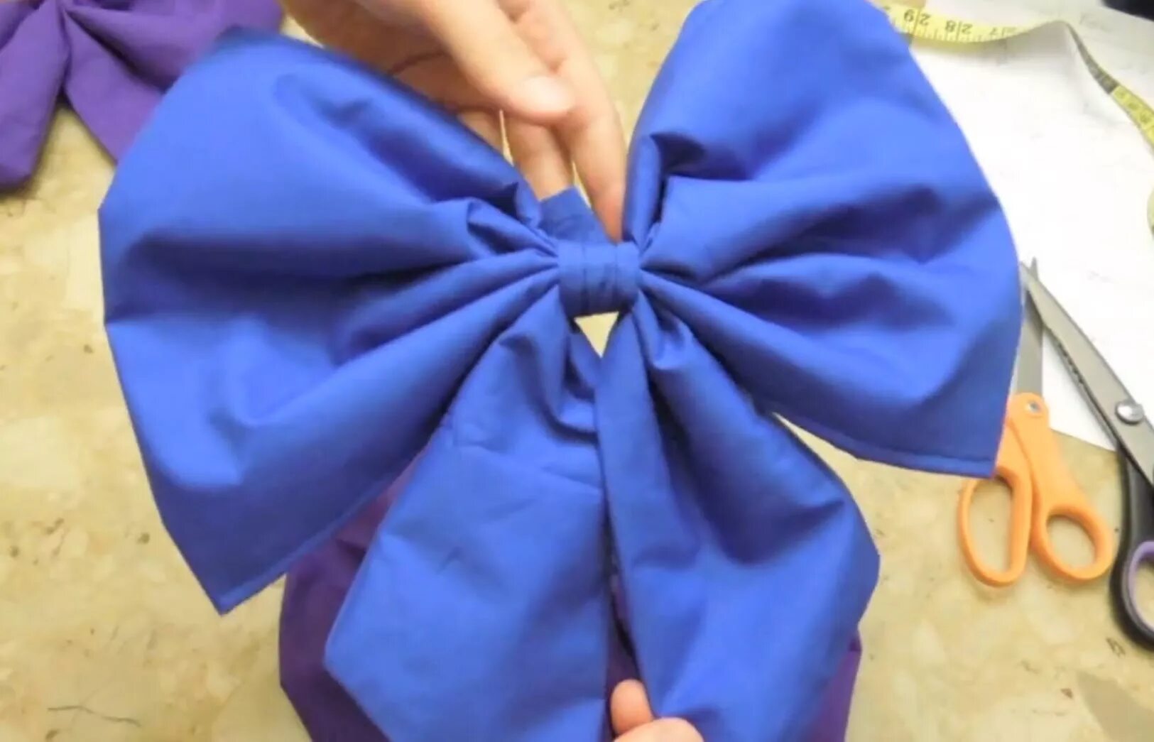 огромный бант для волос. большие банты. бантики из ткани. ободок для девочки с бантиками. тканевые банты для волос.