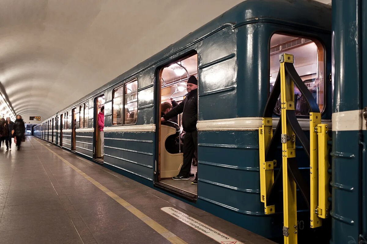 В какие вагоны садиться в метро. Вагон метро СПБ 2007. 8147 Вагон метро СПБ. Вагон метро СПБ. Метровагон е модель.