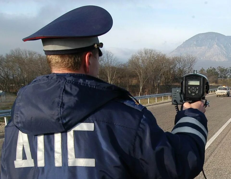 Украина радар новостей в контакте. Амата радар. Полицейский радар. Радар ДПС. Гаишник с радаром.