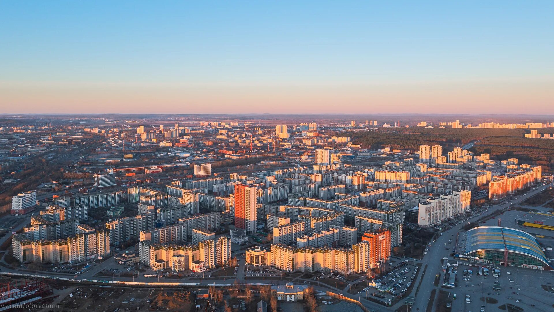 Загородные районы екатеринбурга. Микрорайон Ботанический ЕКБ. Микрорайон ботаника Екатеринбург. Район Ботанический Екатеринбург с высоты птичьего. Дирижабль ботаника Екатеринбург.