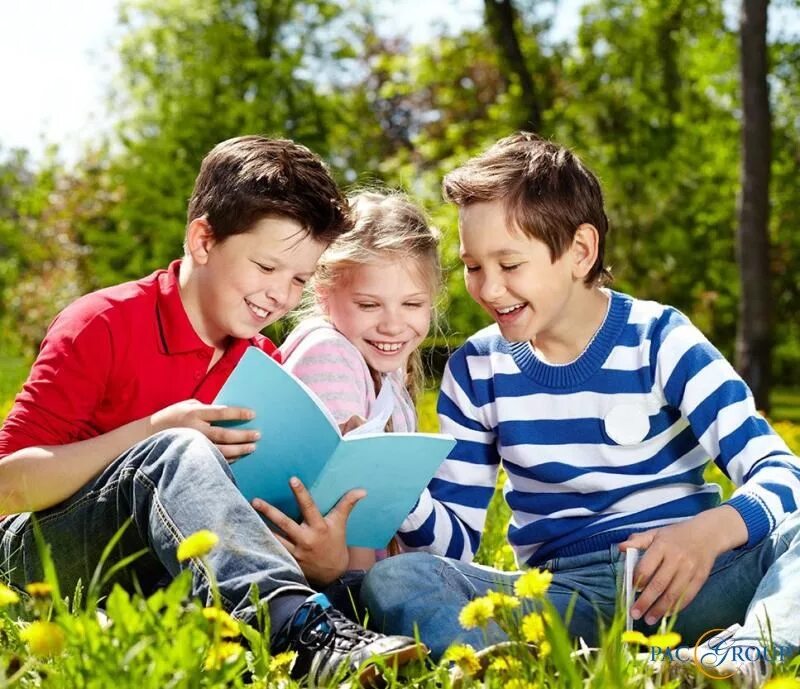 Сын природы читать. Дети читают книги на природе. Школьники читают на природе. Дети с книгами летним лагере. Дети читают книги летом на лужайки.